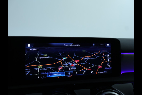 Mercedes-Benz A-Klasse 160 Business Solution AMG Panoramadak | 5 spaaks lichtmetalen velgen | Navigatie | Parking support met camera achter | elect bed. voorstoelen met memory | Inclusief 48 maanden Mercedes-Benz Certified garantie voor Europa.