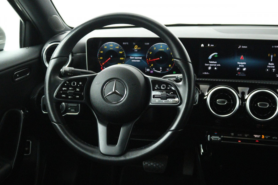 Mercedes-Benz A-Klasse 200 Business Solution (STOELVERWARMING, ACHTERUITRIJCAMERA, CRUISE CONTROL, NAVIGATIE, PARKEERSENSOREN)