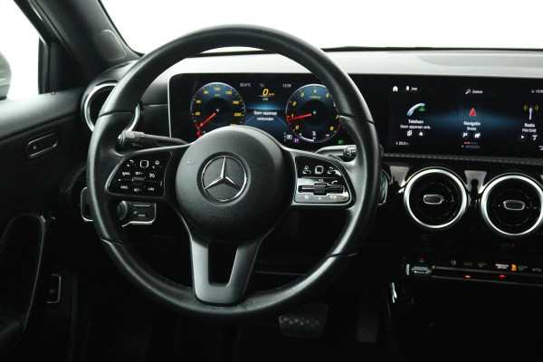 Mercedes-Benz A-Klasse 200 Business Solution (STOELVERWARMING, ACHTERUITRIJCAMERA, CRUISE CONTROL, NAVIGATIE, PARKEERSENSOREN)