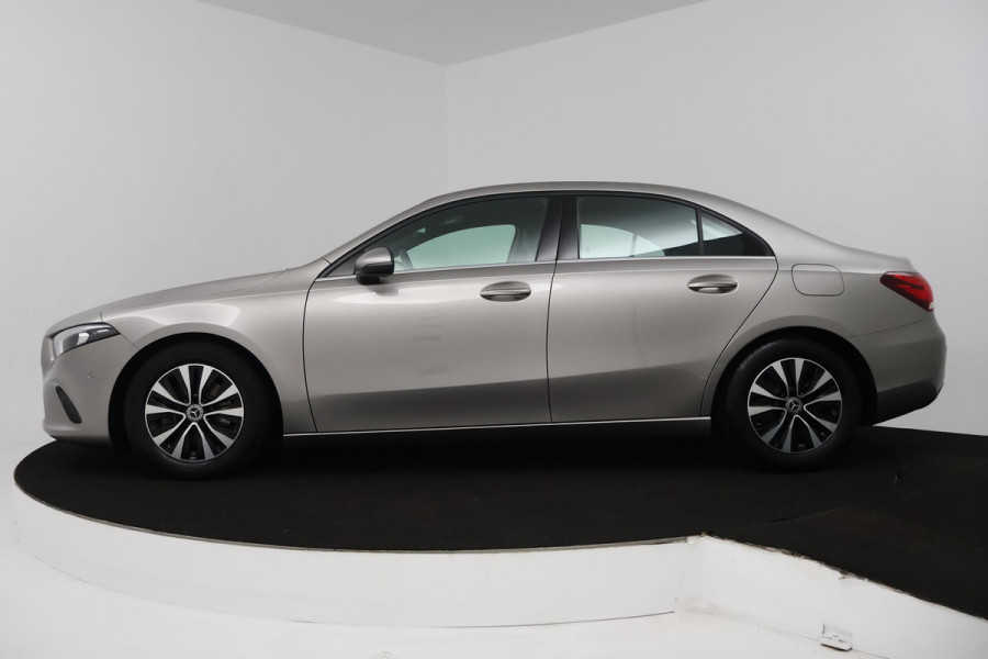 Mercedes-Benz A-Klasse 200 Business Solution (STOELVERWARMING, ACHTERUITRIJCAMERA, CRUISE CONTROL, NAVIGATIE, PARKEERSENSOREN)