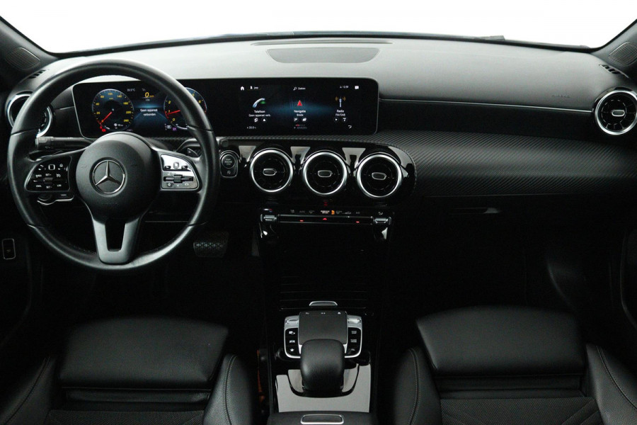 Mercedes-Benz A-Klasse 200 Business Solution (STOELVERWARMING, ACHTERUITRIJCAMERA, CRUISE CONTROL, NAVIGATIE, PARKEERSENSOREN)