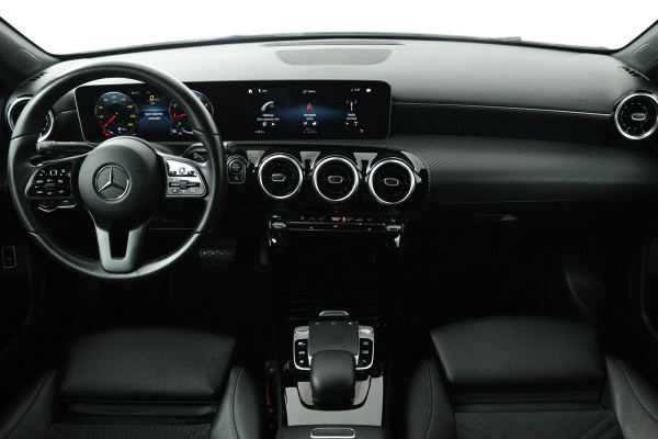Mercedes-Benz A-Klasse 200 Business Solution (STOELVERWARMING, ACHTERUITRIJCAMERA, CRUISE CONTROL, NAVIGATIE, PARKEERSENSOREN)
