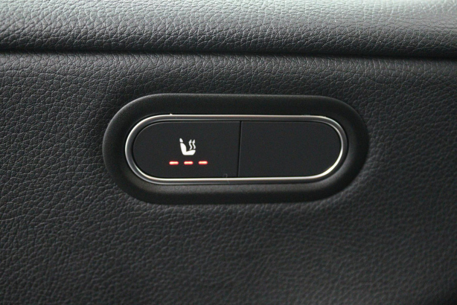 Mercedes-Benz A-Klasse 200 Business Solution (STOELVERWARMING, ACHTERUITRIJCAMERA, CRUISE CONTROL, NAVIGATIE, PARKEERSENSOREN)