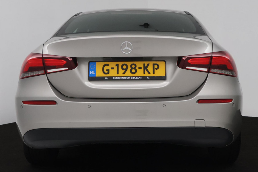 Mercedes-Benz A-Klasse 200 Business Solution (STOELVERWARMING, ACHTERUITRIJCAMERA, CRUISE CONTROL, NAVIGATIE, PARKEERSENSOREN)