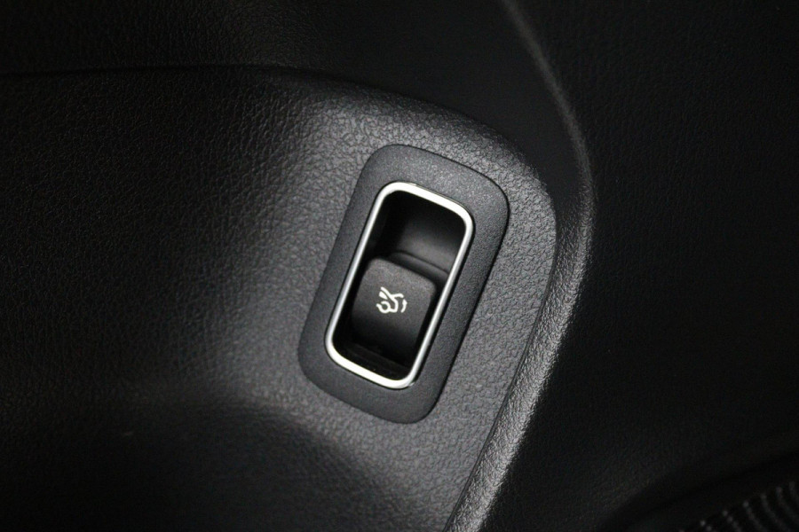Mercedes-Benz A-Klasse 200 Business Solution (STOELVERWARMING, ACHTERUITRIJCAMERA, CRUISE CONTROL, NAVIGATIE, PARKEERSENSOREN)