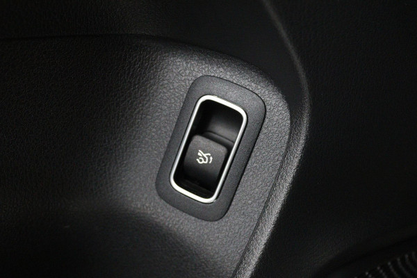 Mercedes-Benz A-Klasse 200 Business Solution (STOELVERWARMING, ACHTERUITRIJCAMERA, CRUISE CONTROL, NAVIGATIE, PARKEERSENSOREN)