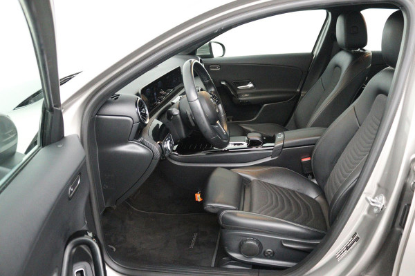 Mercedes-Benz A-Klasse 200 Business Solution (STOELVERWARMING, ACHTERUITRIJCAMERA, CRUISE CONTROL, NAVIGATIE, PARKEERSENSOREN)