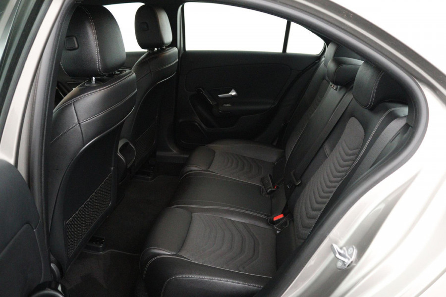 Mercedes-Benz A-Klasse 200 Business Solution (STOELVERWARMING, ACHTERUITRIJCAMERA, CRUISE CONTROL, NAVIGATIE, PARKEERSENSOREN)