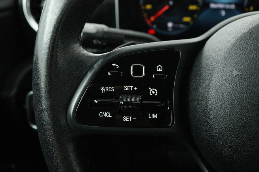 Mercedes-Benz A-Klasse 200 Business Solution (STOELVERWARMING, ACHTERUITRIJCAMERA, CRUISE CONTROL, NAVIGATIE, PARKEERSENSOREN)