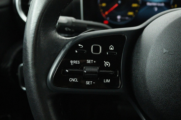 Mercedes-Benz A-Klasse 200 Business Solution (STOELVERWARMING, ACHTERUITRIJCAMERA, CRUISE CONTROL, NAVIGATIE, PARKEERSENSOREN)
