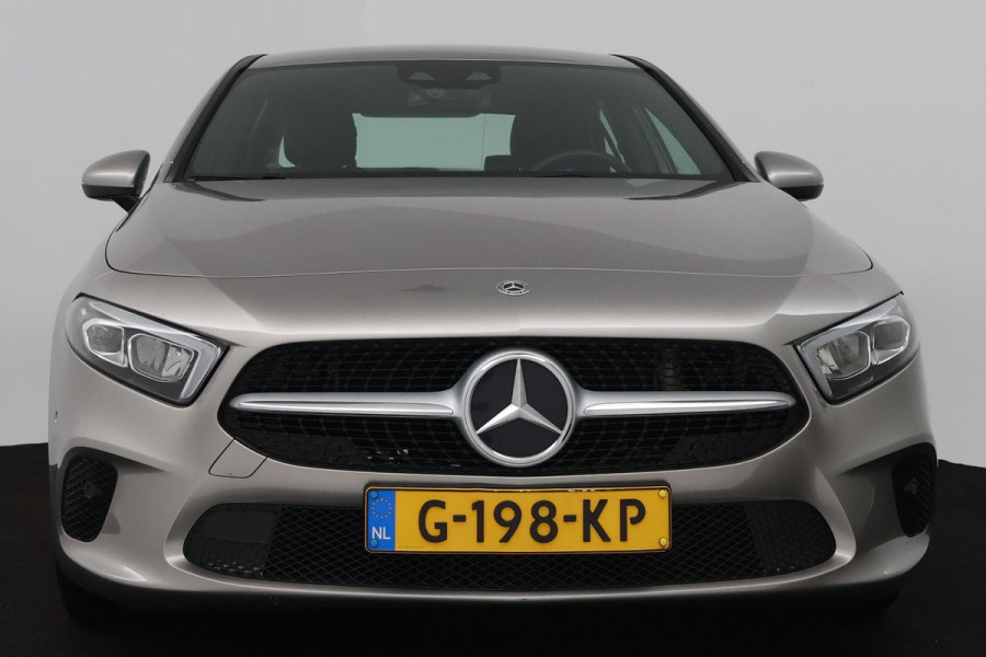 Mercedes-Benz A-Klasse 200 Business Solution (STOELVERWARMING, ACHTERUITRIJCAMERA, CRUISE CONTROL, NAVIGATIE, PARKEERSENSOREN)
