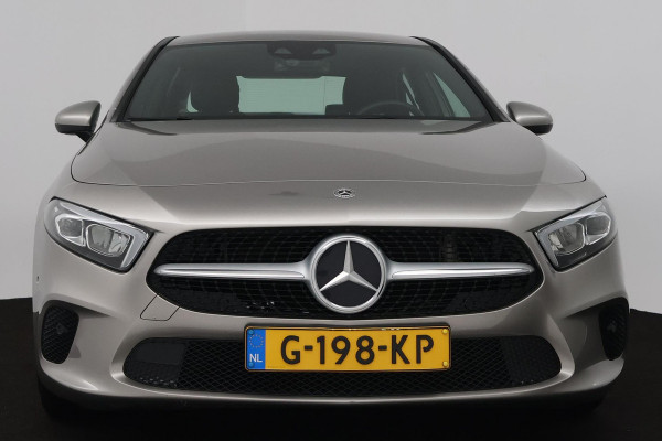 Mercedes-Benz A-Klasse 200 Business Solution (STOELVERWARMING, ACHTERUITRIJCAMERA, CRUISE CONTROL, NAVIGATIE, PARKEERSENSOREN)