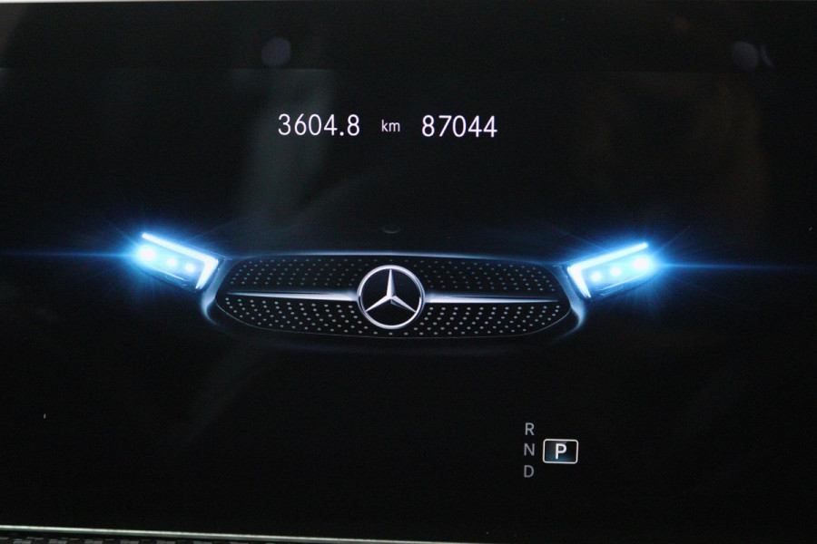 Mercedes-Benz A-Klasse 200 Business Solution (STOELVERWARMING, ACHTERUITRIJCAMERA, CRUISE CONTROL, NAVIGATIE, PARKEERSENSOREN)