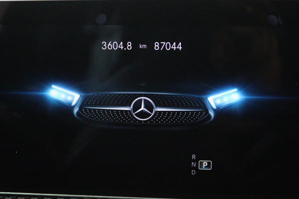 Mercedes-Benz A-Klasse 200 Business Solution (STOELVERWARMING, ACHTERUITRIJCAMERA, CRUISE CONTROL, NAVIGATIE, PARKEERSENSOREN)