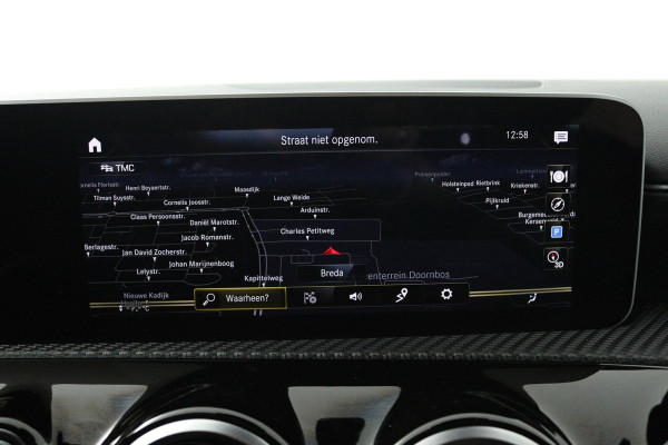 Mercedes-Benz A-Klasse 200 Business Solution (STOELVERWARMING, ACHTERUITRIJCAMERA, CRUISE CONTROL, NAVIGATIE, PARKEERSENSOREN)