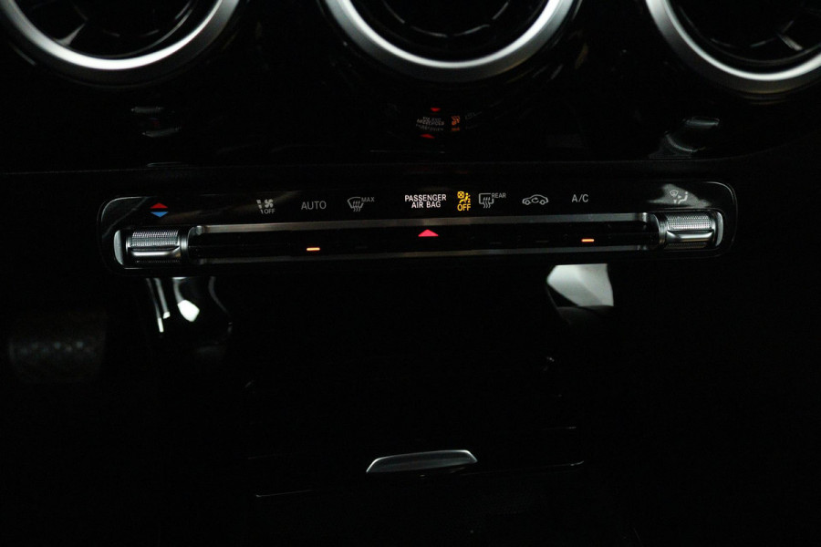 Mercedes-Benz A-Klasse 200 Business Solution (STOELVERWARMING, ACHTERUITRIJCAMERA, CRUISE CONTROL, NAVIGATIE, PARKEERSENSOREN)
