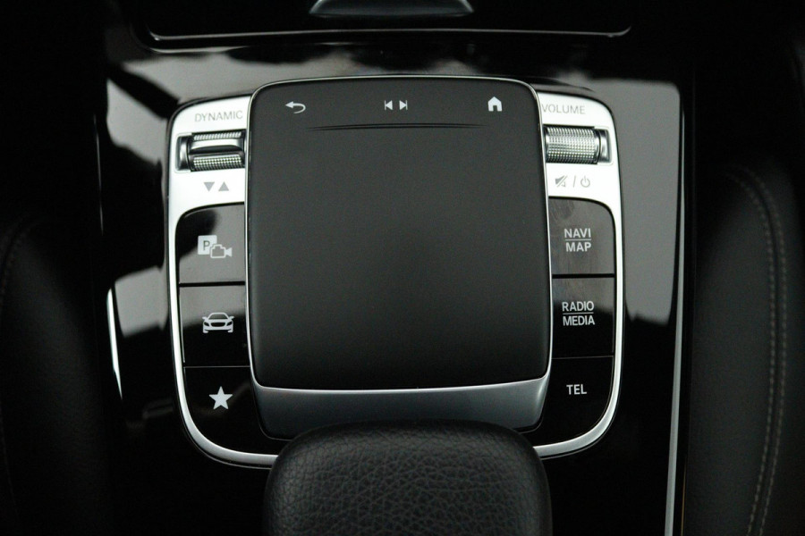 Mercedes-Benz A-Klasse 200 Business Solution (STOELVERWARMING, ACHTERUITRIJCAMERA, CRUISE CONTROL, NAVIGATIE, PARKEERSENSOREN)