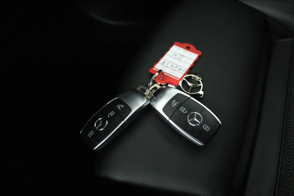 Mercedes-Benz A-Klasse 200 Business Solution (STOELVERWARMING, ACHTERUITRIJCAMERA, CRUISE CONTROL, NAVIGATIE, PARKEERSENSOREN)