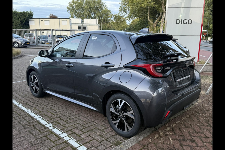 Toyota Yaris 1.5 Hybrid Dynamic Luxury GARANTIE TOT 2035 . STOEL & STUUR VERWARMING. DODEHOEK DETECTIE. PARKEERSENSOREN VOOR & ACHTER.