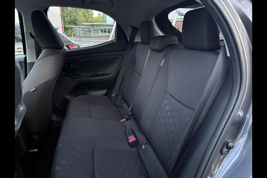 Toyota Yaris 1.5 Hybrid Dynamic Luxury GARANTIE TOT 2035 . STOEL & STUUR VERWARMING. DODEHOEK DETECTIE. PARKEERSENSOREN VOOR & ACHTER.