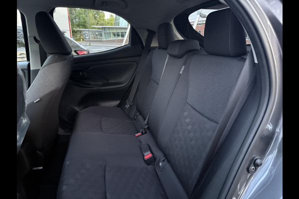 Toyota Yaris 1.5 Hybrid Dynamic Luxury GARANTIE TOT 2035 . STOEL & STUUR VERWARMING. DODEHOEK DETECTIE. PARKEERSENSOREN VOOR & ACHTER.