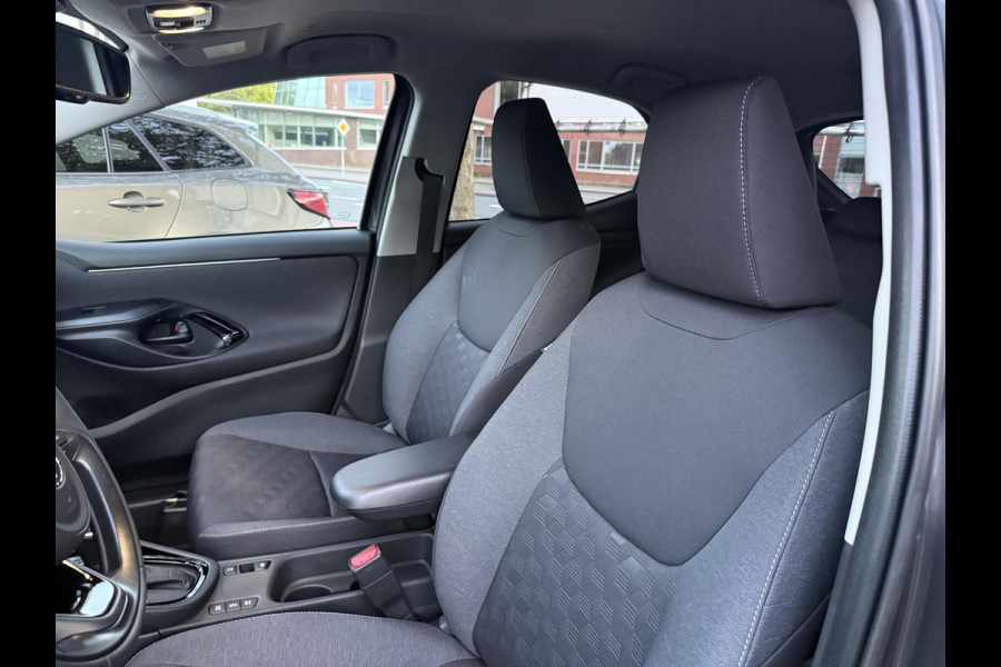 Toyota Yaris 1.5 Hybrid Dynamic Luxury GARANTIE TOT 2035 . STOEL & STUUR VERWARMING. DODEHOEK DETECTIE. PARKEERSENSOREN VOOR & ACHTER.