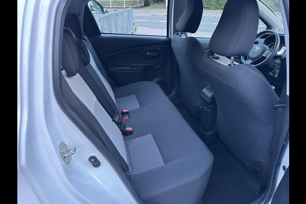 Toyota Yaris 1.5 VVT-i 112PK 5drs Aspiration 1eEig|79dKM|Standkachel|Navi|Camera Toyota Yaris 1.5 VVT-i 112PK 5drs Aspiration 1eEig|79dKM|Standkachel|Navi|Camera