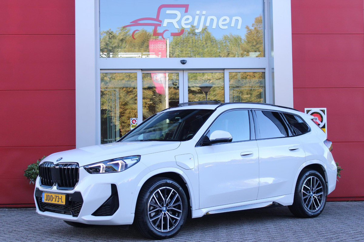 BMW X1 xDrive30e M-SPORT | PANORAMISCH SCHUIF/KANTEL DAK | ELEKTRISCH WEGKLAPBARE TREKHAAK | HARMAN/KARDON AUDIO SYSTEM | ALARMINSTALLATIE | ELEKTRISCH BEDIENBARE VOORSTOELEN MET GEHEUGENFUNCTIE "ACTIEVE ZITPLAATSEN" | STOEL VERWARMING | DRIVING ASSISTANT PROFESSIONAL MET O.A. ACTIVE LANE ASSIST | HARMAN HARDON AUDIO SYSTEM | SHADOW LINE | INNOVATION PAKKET MET O.A. 3D VIEW CAMERA'S, ADAPTIEVE LED KOPLAMPEN, HEAD UP DISPLAY, BMW LIVE PROFFESIONAL DASHBOARD, DRAADLOZE TELEFOONLADER | NAVIGATIE | DRAADLOZE APPLE CARPLAY/ANDROID AUTO | DAB+ RADIO | ELEKTRISCH BEDIENBARE ACHTERKL
