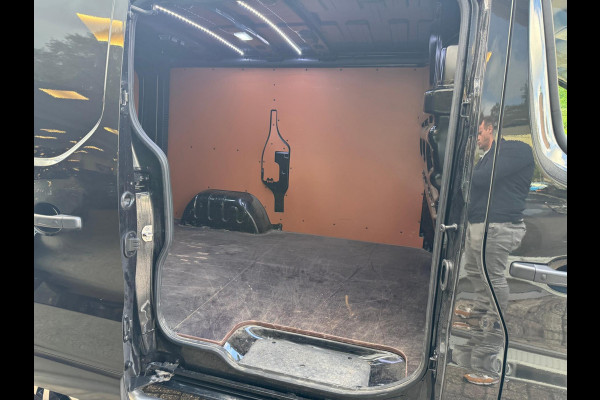 Renault Trafic 2.0 dCi 130 T29 L1H1 Luxe / Navi / Trekhaak / Clima / Keyless / Side Bars / Betimmering laadruimte Renault Trafic 2.0 dCi 130 T29 L1H1 Luxe / Navi / Trekhaak / Clima / Keyless / Side Bars / Betimmering laadruimte