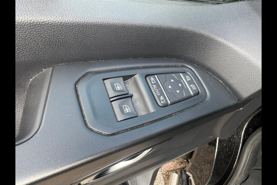 Renault Trafic 2.0 dCi 130 T29 L1H1 Luxe / Navi / Trekhaak / Clima / Keyless / Side Bars / Betimmering laadruimte Renault Trafic 2.0 dCi 130 T29 L1H1 Luxe / Navi / Trekhaak / Clima / Keyless / Side Bars / Betimmering laadruimte