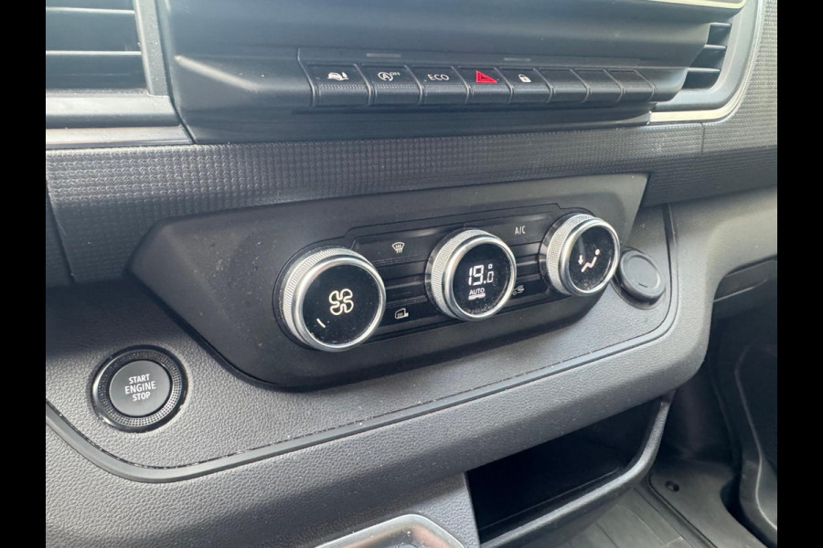 Renault Trafic 2.0 dCi 130 T29 L1H1 Luxe / Navi / Trekhaak / Clima / Keyless / Side Bars / Betimmering laadruimte Renault Trafic 2.0 dCi 130 T29 L1H1 Luxe / Navi / Trekhaak / Clima / Keyless / Side Bars / Betimmering laadruimte