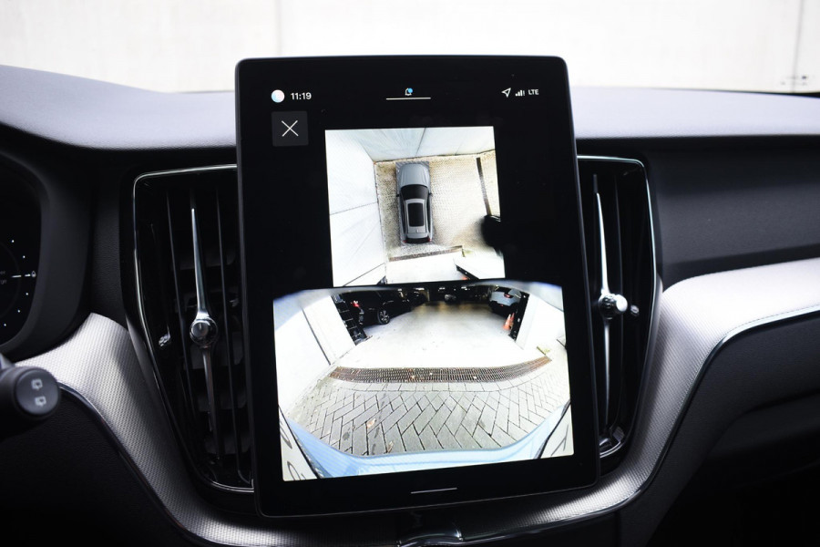 Volvo XC60 T6 350PK AWD Plus Black Edition / Head Up Display / 360 Camera / Panorama Dak / Lederen Bekleding / Elektrische Stoelen / Stuur & Stoelverwarming /