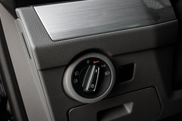Volkswagen Transporter 2.0 TDI L2H1 150PK DIRECT RIJDEN BULLI SPECIAL / LEDEREN BEKLEDING / DUBBEL CABINE / NAVIGATIE / ACTIVE