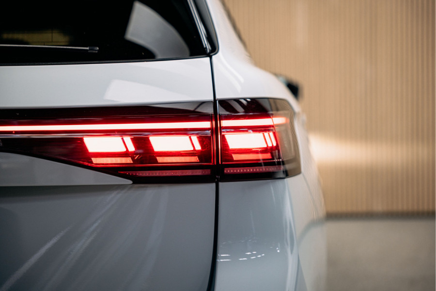 Volkswagen Passat R-Line Diesel | Trekhaak | Pano | Head-up | Stoelmassage |