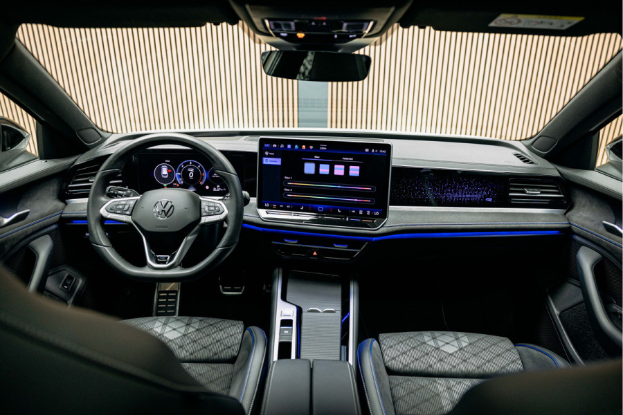 Volkswagen Passat R-Line Diesel | Trekhaak | Pano | Head-up | Stoelmassage |