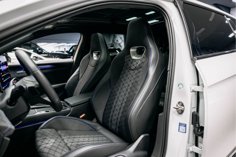 Volkswagen Passat R-Line Diesel | Trekhaak | Pano | Head-up | Stoelmassage |