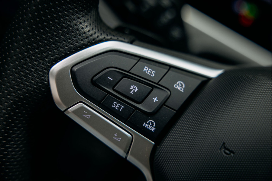 Volkswagen Passat R-Line Diesel | Trekhaak | Pano | Head-up | Stoelmassage |