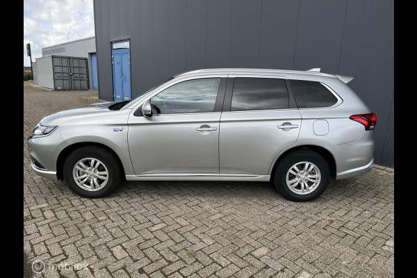 Mitsubishi Outlander 2.4 PHEV Pure trekhaak parkeersensoren camera