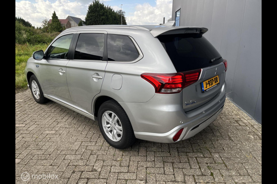 Mitsubishi Outlander 2.4 PHEV Pure trekhaak parkeersensoren camera