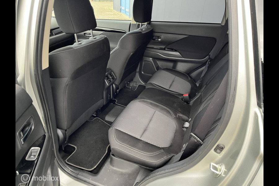 Mitsubishi Outlander 2.4 PHEV Pure trekhaak parkeersensoren camera