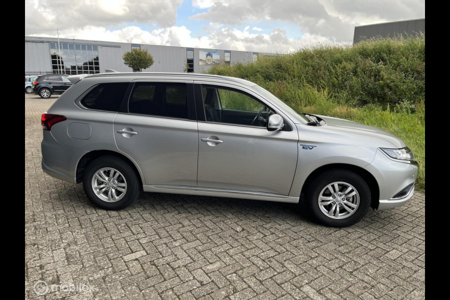 Mitsubishi Outlander 2.4 PHEV Pure trekhaak parkeersensoren camera