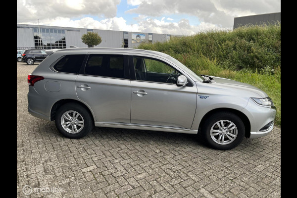 Mitsubishi Outlander 2.4 PHEV Pure trekhaak parkeersensoren camera