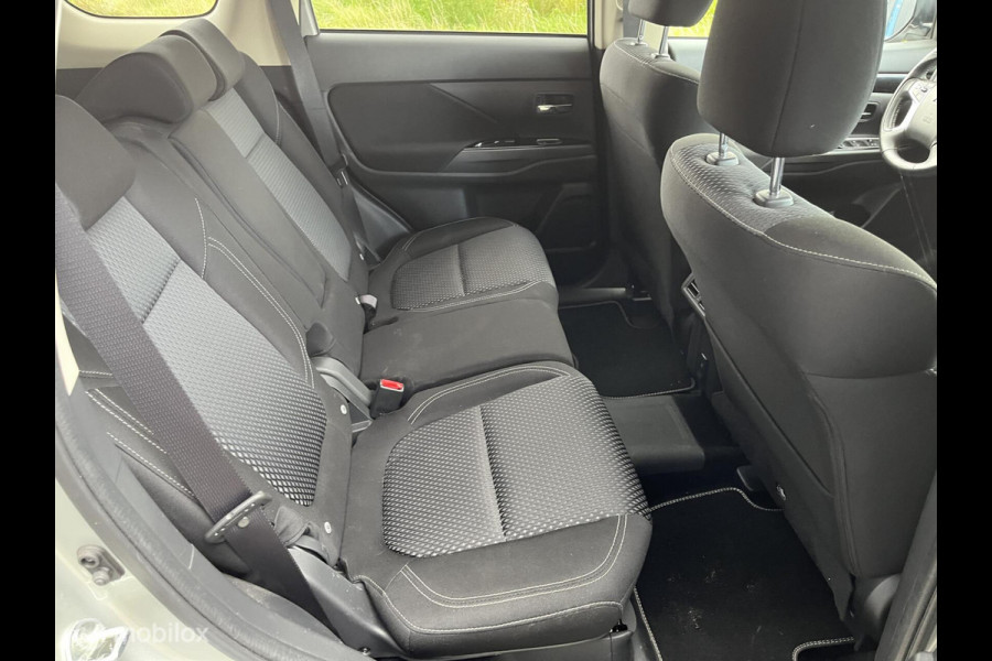 Mitsubishi Outlander 2.4 PHEV Pure trekhaak parkeersensoren camera