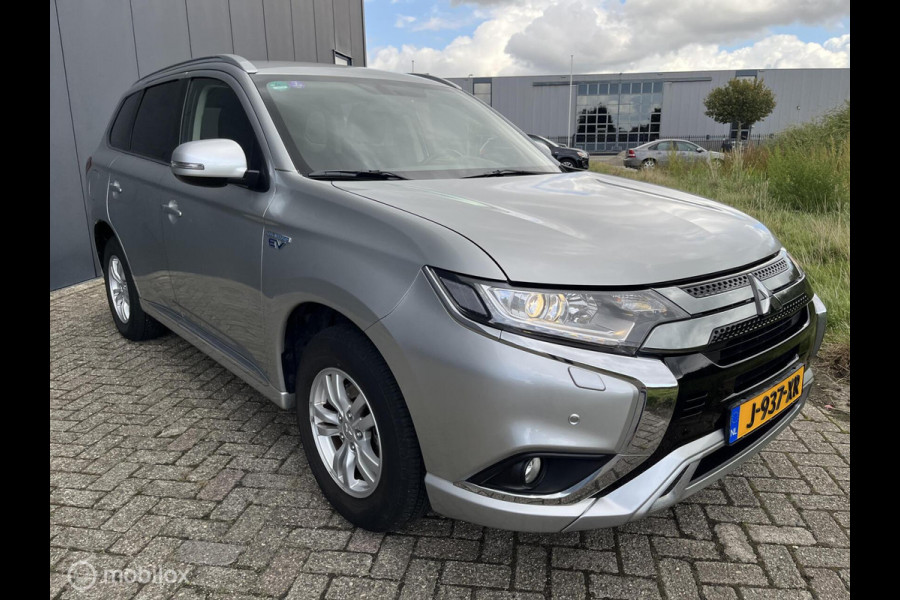 Mitsubishi Outlander 2.4 PHEV Pure trekhaak parkeersensoren camera