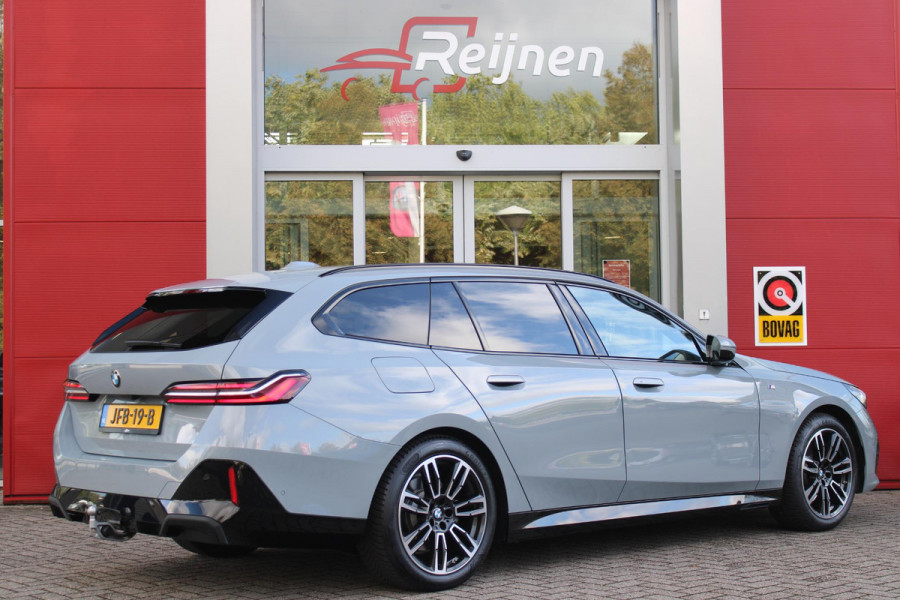 BMW 5 Serie Touring 520i | M-SPORT INTERIEUR / EXTERIEUR | MULTIFUNCTIONELE SPORTSTOELEN, VOLLEDIG ELEKTRISCH MET GEHEUGEN | VOORSTOELEN VERWARMD / GEVENTILEERD | ACHTERBANK VERWARMD | HALF LEDER / HALF ALCANTARA BEKLEDING | GLAZEN PANORAMA DAK | HARMAN KARDON PREMIUM AUDIO | APPLE CARPLAY / ANDROID AUTO | EXTRA GETINT GLAS ACHTER | GECOMBINEERD RADAR- CAMERA SYSTEEM | NAVIGATIE |
