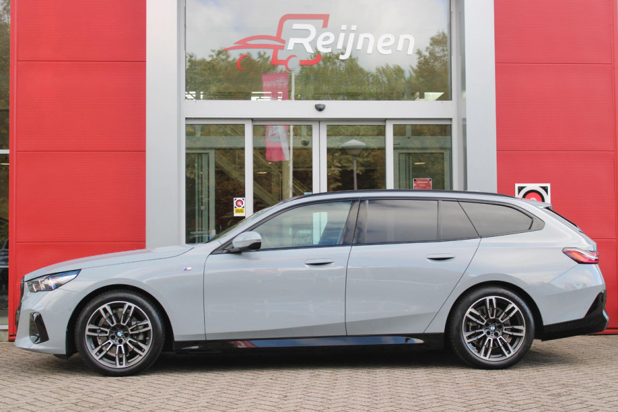 BMW 5 Serie Touring 520i | M-SPORT INTERIEUR / EXTERIEUR | MULTIFUNCTIONELE SPORTSTOELEN, VOLLEDIG ELEKTRISCH MET GEHEUGEN | VOORSTOELEN VERWARMD / GEVENTILEERD | ACHTERBANK VERWARMD | HALF LEDER / HALF ALCANTARA BEKLEDING | GLAZEN PANORAMA DAK | HARMAN KARDON PREMIUM AUDIO | APPLE CARPLAY / ANDROID AUTO | EXTRA GETINT GLAS ACHTER | GECOMBINEERD RADAR- CAMERA SYSTEEM | NAVIGATIE |
