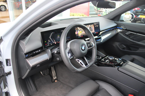 BMW 5 Serie Touring 520i | M-SPORT INTERIEUR / EXTERIEUR | MULTIFUNCTIONELE SPORTSTOELEN, VOLLEDIG ELEKTRISCH MET GEHEUGEN | VOORSTOELEN VERWARMD / GEVENTILEERD | ACHTERBANK VERWARMD | HALF LEDER / HALF ALCANTARA BEKLEDING | GLAZEN PANORAMA DAK | HARMAN KARDON PREMIUM AUDIO | APPLE CARPLAY / ANDROID AUTO | EXTRA GETINT GLAS ACHTER | GECOMBINEERD RADAR- CAMERA SYSTEEM | NAVIGATIE |