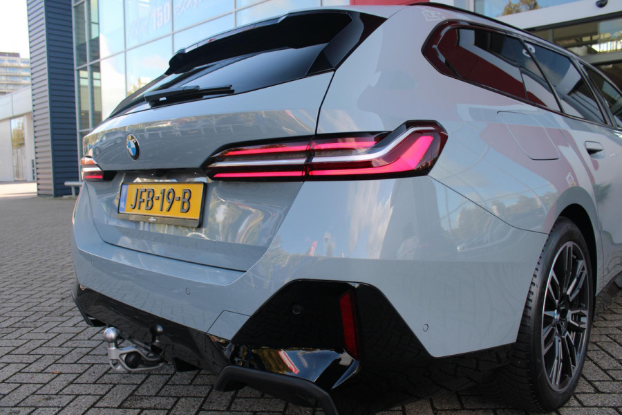 BMW 5 Serie Touring 520i | M-SPORT INTERIEUR / EXTERIEUR | MULTIFUNCTIONELE SPORTSTOELEN, VOLLEDIG ELEKTRISCH MET GEHEUGEN | VOORSTOELEN VERWARMD / GEVENTILEERD | ACHTERBANK VERWARMD | HALF LEDER / HALF ALCANTARA BEKLEDING | GLAZEN PANORAMA DAK | HARMAN KARDON PREMIUM AUDIO | APPLE CARPLAY / ANDROID AUTO | EXTRA GETINT GLAS ACHTER | GECOMBINEERD RADAR- CAMERA SYSTEEM | NAVIGATIE |