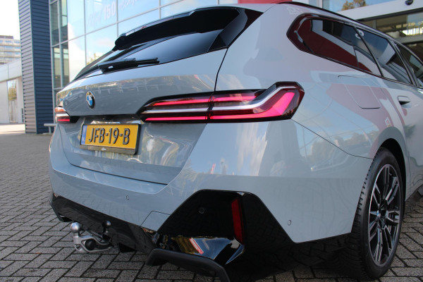 BMW 5 Serie Touring 520i | M-SPORT INTERIEUR / EXTERIEUR | MULTIFUNCTIONELE SPORTSTOELEN, VOLLEDIG ELEKTRISCH MET GEHEUGEN | VOORSTOELEN VERWARMD / GEVENTILEERD | ACHTERBANK VERWARMD | HALF LEDER / HALF ALCANTARA BEKLEDING | GLAZEN PANORAMA DAK | HARMAN KARDON PREMIUM AUDIO | APPLE CARPLAY / ANDROID AUTO | EXTRA GETINT GLAS ACHTER | GECOMBINEERD RADAR- CAMERA SYSTEEM | NAVIGATIE |