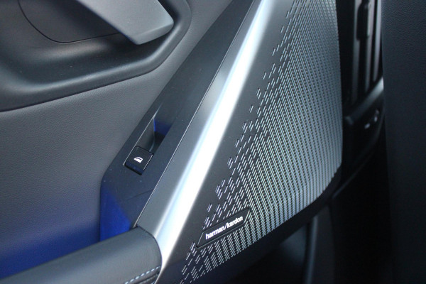 BMW 5 Serie Touring 520i | M-SPORT INTERIEUR / EXTERIEUR | MULTIFUNCTIONELE SPORTSTOELEN, VOLLEDIG ELEKTRISCH MET GEHEUGEN | VOORSTOELEN VERWARMD / GEVENTILEERD | ACHTERBANK VERWARMD | HALF LEDER / HALF ALCANTARA BEKLEDING | GLAZEN PANORAMA DAK | HARMAN KARDON PREMIUM AUDIO | APPLE CARPLAY / ANDROID AUTO | EXTRA GETINT GLAS ACHTER | GECOMBINEERD RADAR- CAMERA SYSTEEM | NAVIGATIE |